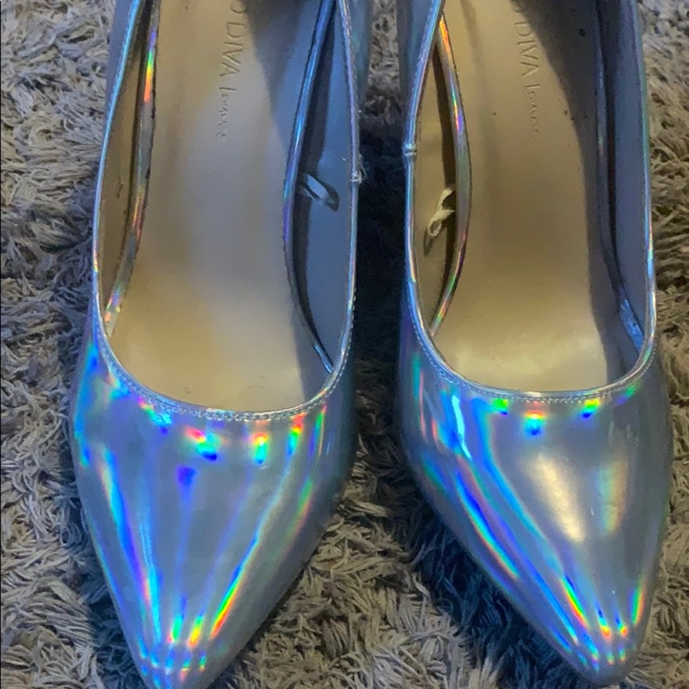 Shiny silver stilettos 👠